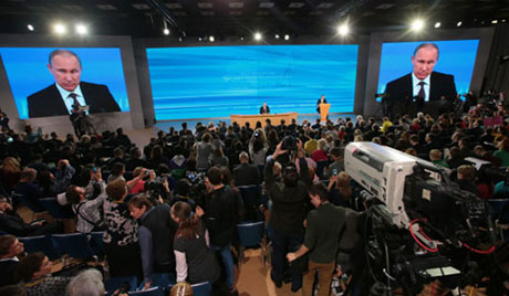 Tổng thống Putin (ngồi ở bàn giữa sân khấu) đối thoại với hơn 1.300 phóng viên tại WTC ở Moscow.